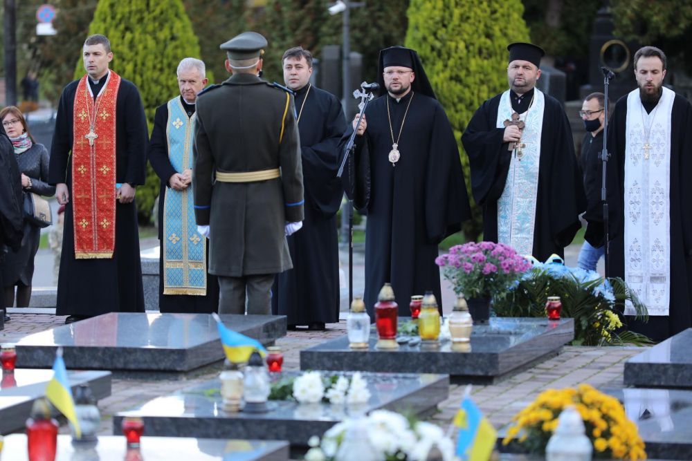 На Личаківському цвинтарі та Марсовому полі у Львові молилися за героів України - фото 59993