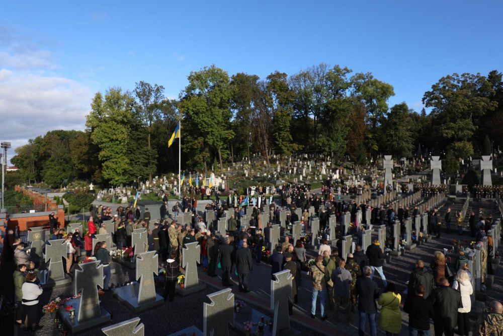 На Личаківському цвинтарі та Марсовому полі у Львові молилися за героів України - фото 59994