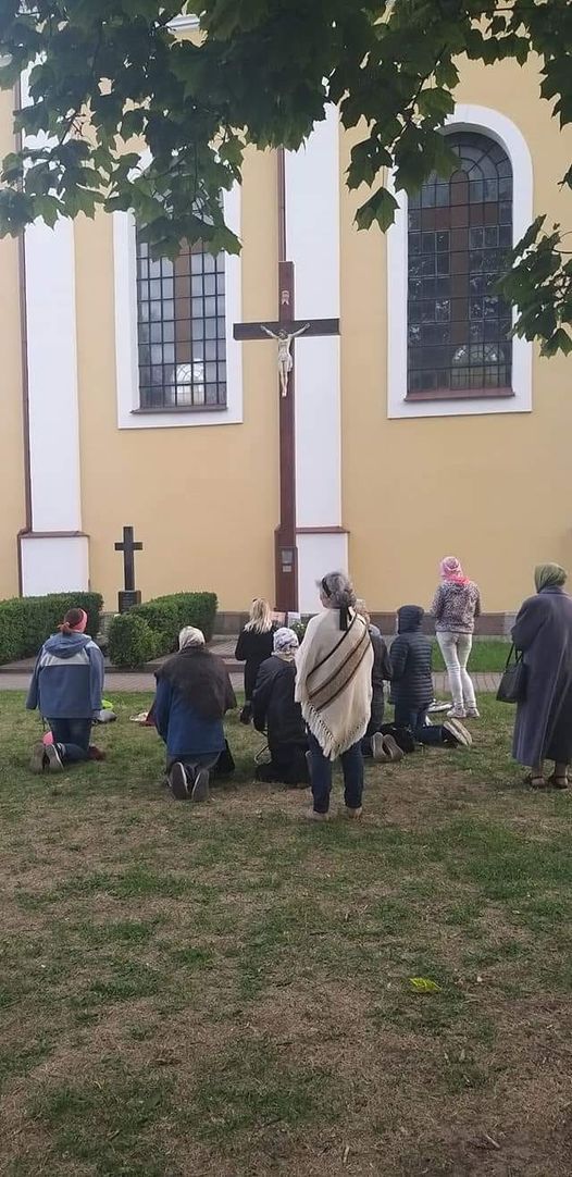 Білоруський суд оштрафував жінку, яка біля церкви молилася за свою країну - фото 60151