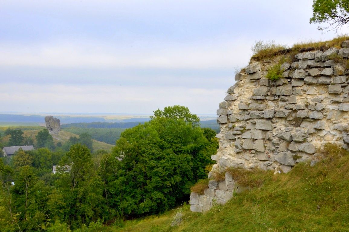 Вид на Чортів камінь з монастирської гори. - фото 60546