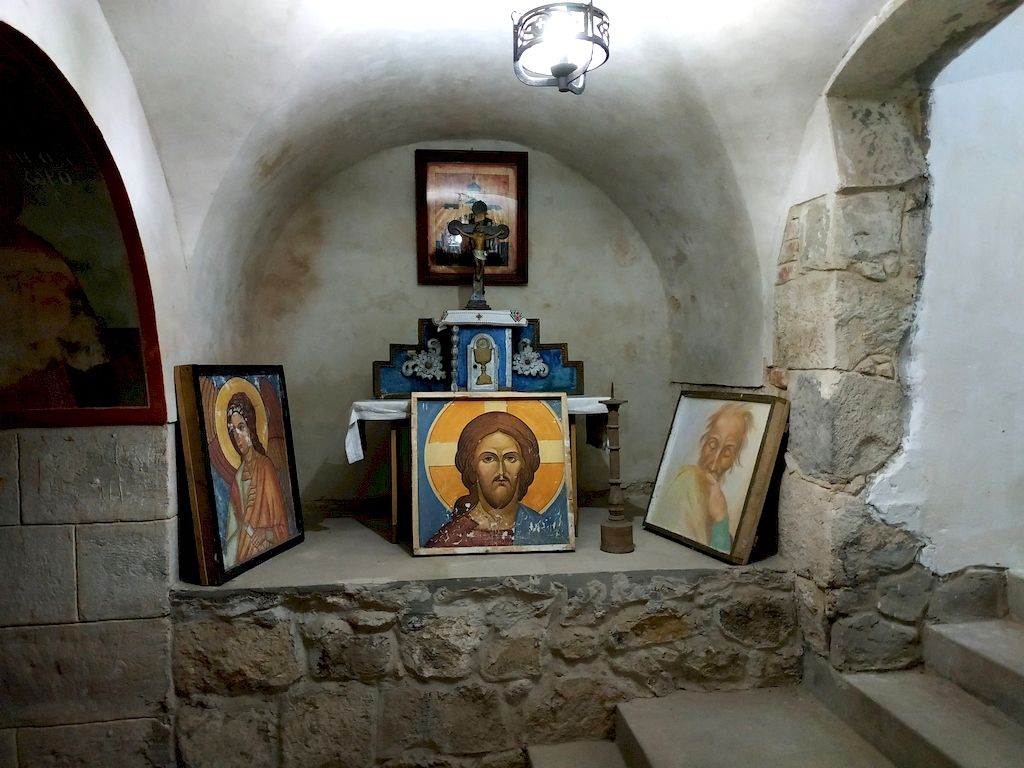 Ікони у крипті костелу. Нині тут один із монастирських храмів - фото 60549