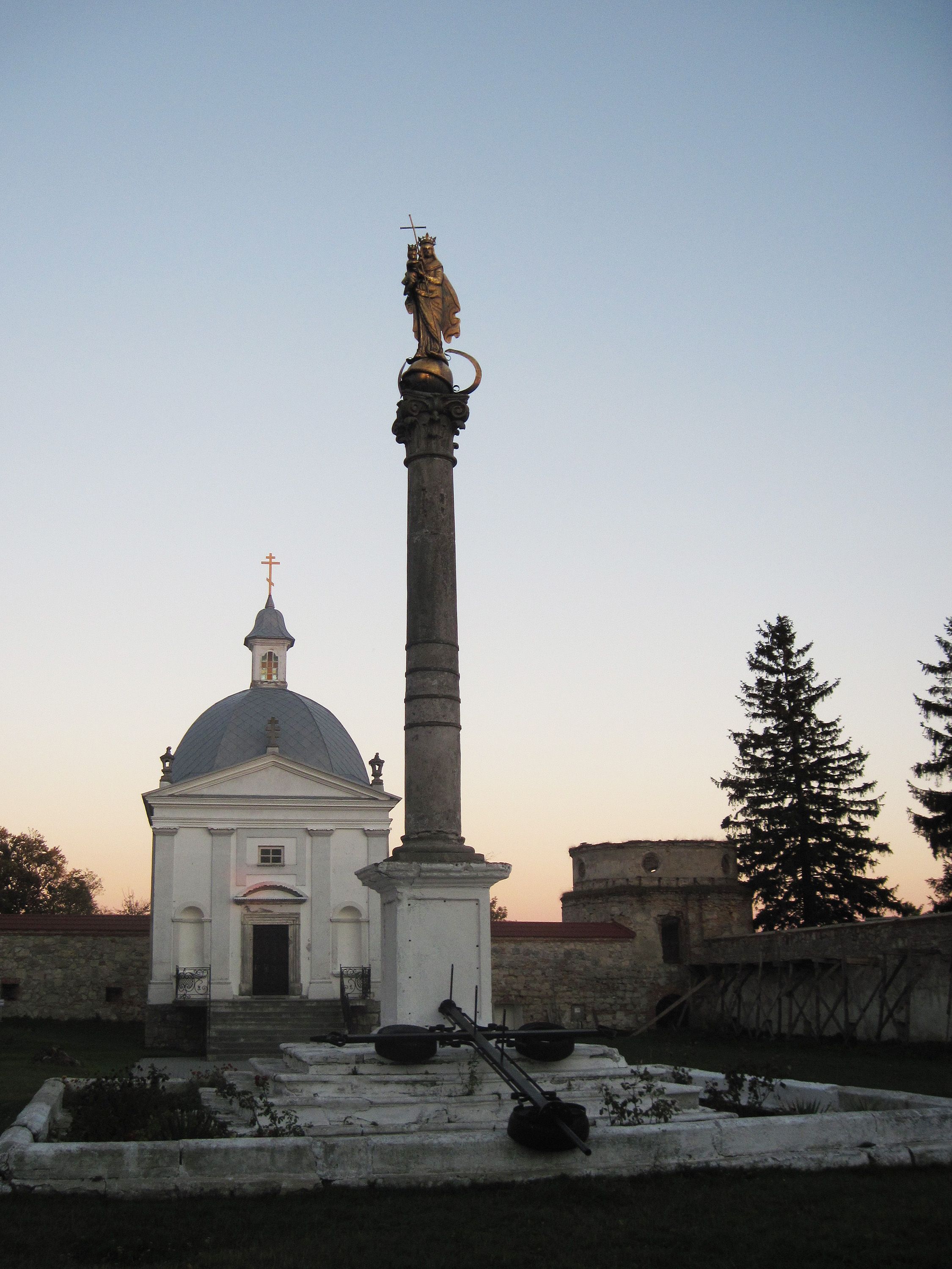 Каплиця М. Цегельського і колона С. Лєдуховського зі скульптурою Богородиці на подвір'ї монастиря, сучасний вигляд - фото 60550