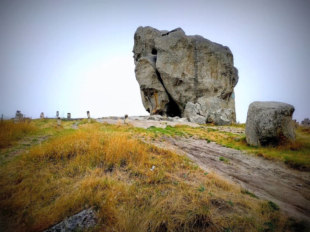 Підкаменецький Чортів камінь та хрести давнього цвинтаря - фото 60564