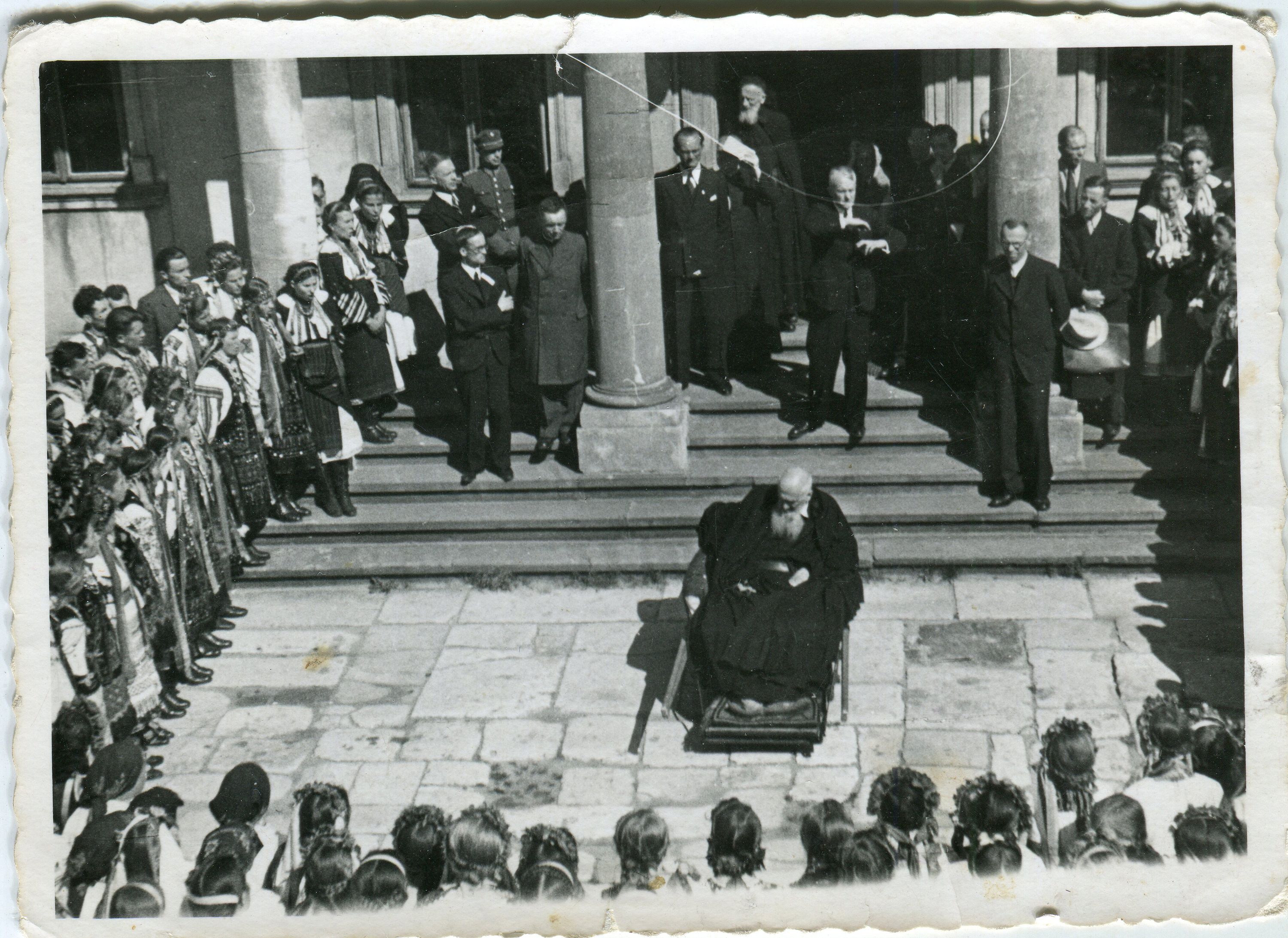 Зустріч Митрополита Андрея з молоддю на завершення з'їзду 1933 р. - фото 60979