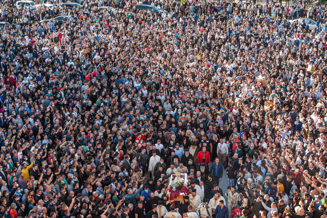 Тисячі людей зібралися на похорон митрополита Чорногорського, який помер від COVID-19 - фото 61003