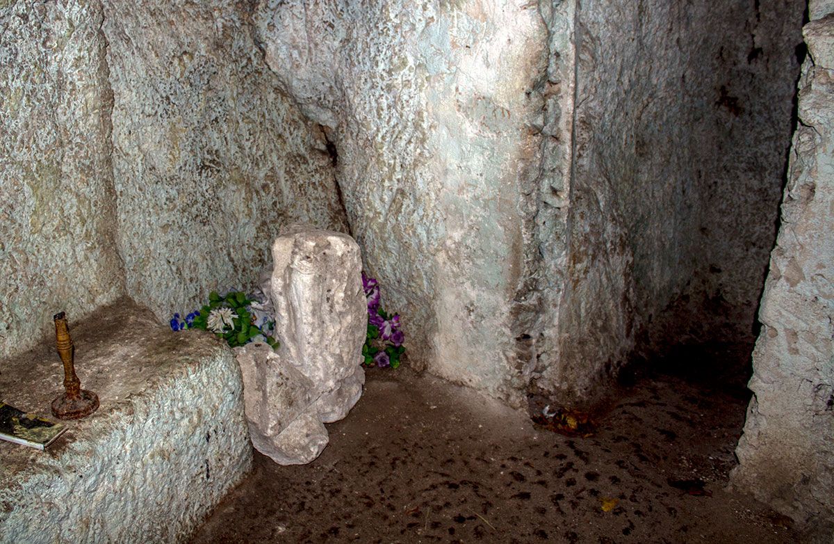 Фрагмент фігури св. Онуфрія (ноги та борода) в «Печері відлюдника» біля Крутилова - фото 61296