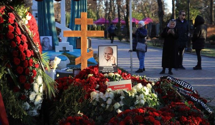 На могиле Жванецкого самовольно установили православный крест - фото 61512