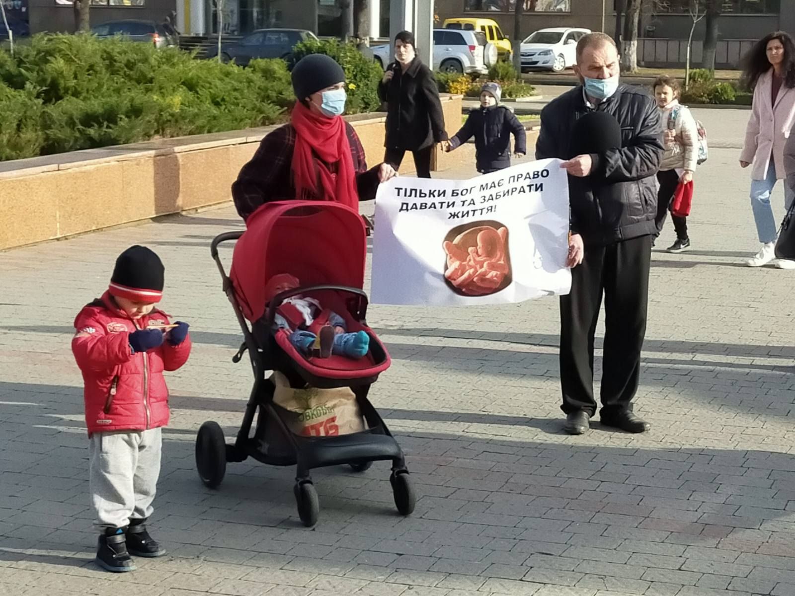 До молитовного заходу біля Івано-Франківської ОДА за захист життя виступили також батьки з дітьми - фото 61953