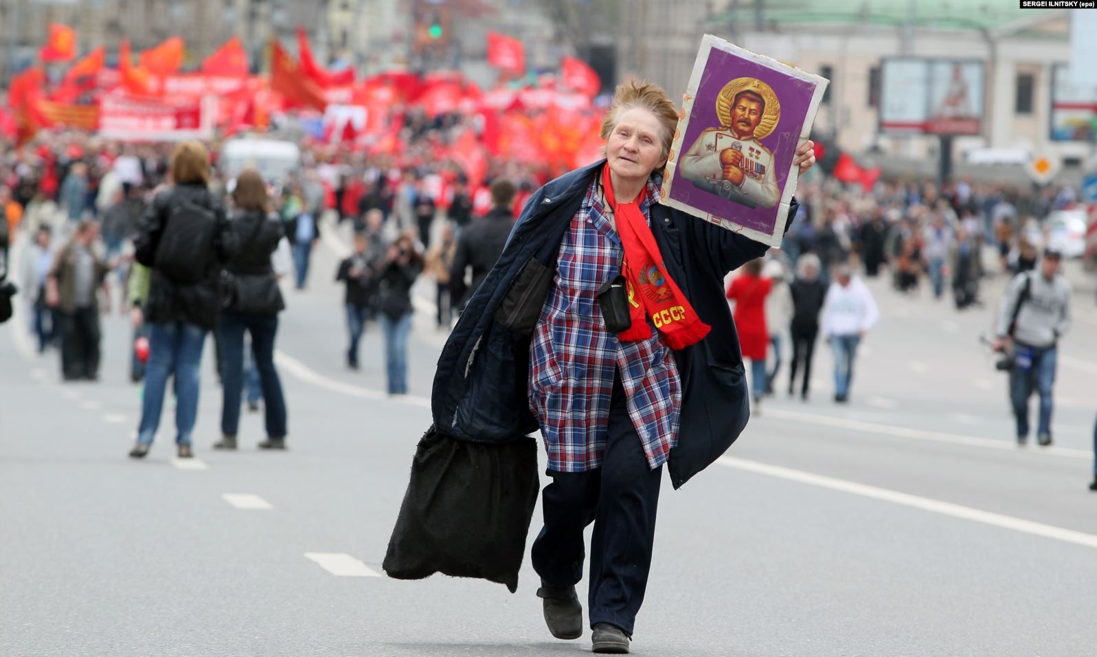 Прихильниця російської комуністичної партії несе ікону радянського диктатора Йосипа Сталіна під час демонстрації з нагоди Дня праці в Москві, 01 травня 2012 року - фото 62008