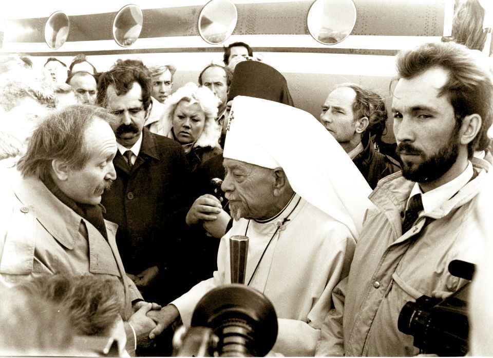 В’ячеслав Чорновіл зустрічає Патріарха Мстислава в аеропорту Львова, 27 жовтня 1990 року. Зліва від владики народний депутат Юрій Сорочик, на запрошення якого він приїхав в Україну - фото 62063