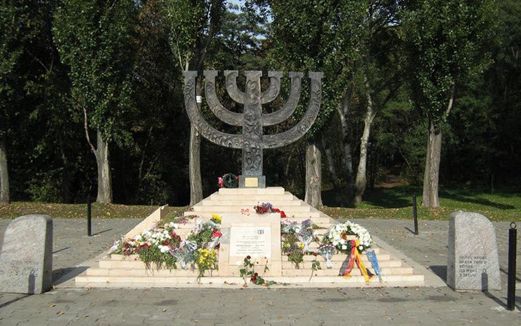 Пам'ятник 'Менора' у Бабиному Яру. Встановлено 29 вересня 1991 року, у 50-ту річницю першого масового розстрілу євреїв у Києві під час Другої світової війни - фото 62150