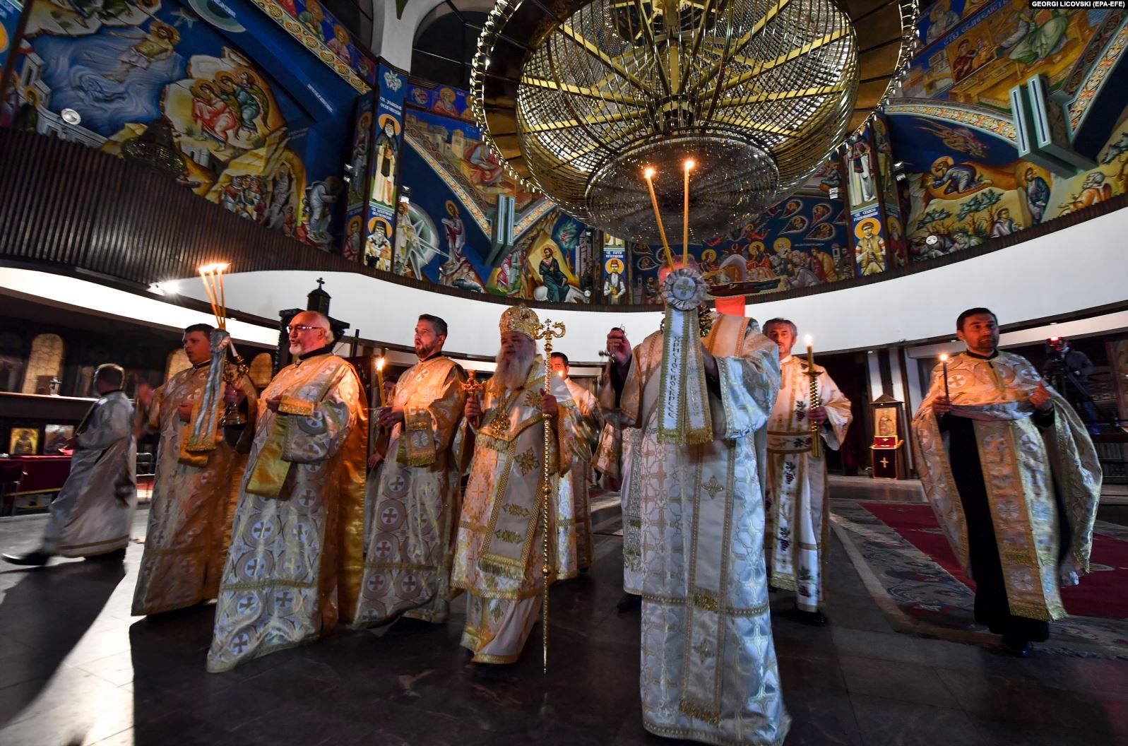 Глава Македонської православної церкви Стефан (із жезлом) з іншими церковнослужителями під час відзначення Великодня. Скоп'є, 19 квітня 2020 року - фото 62256