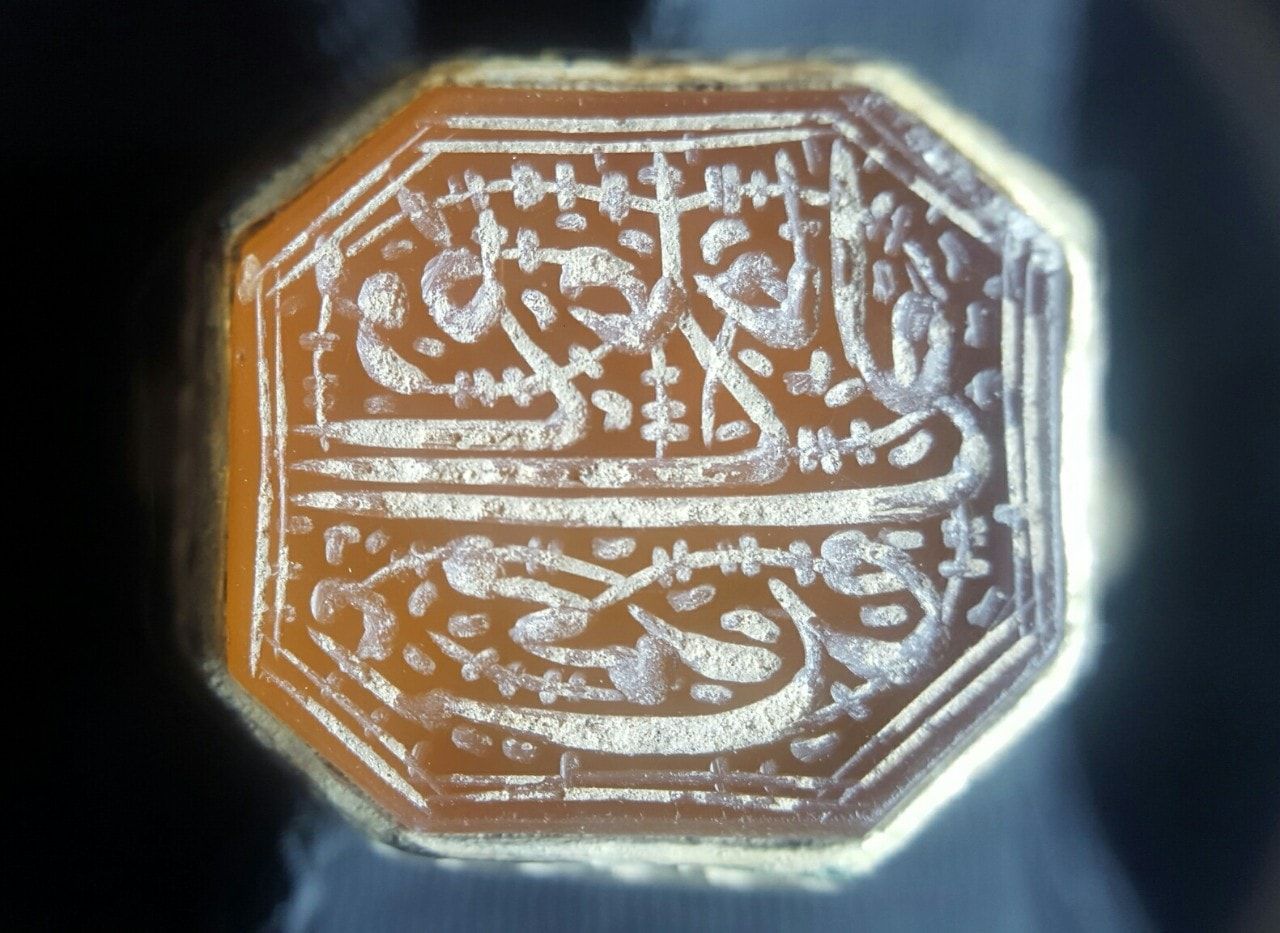 В Україні знайшли перстень онука султана Сулеймана з цікавим написом - фото 63036