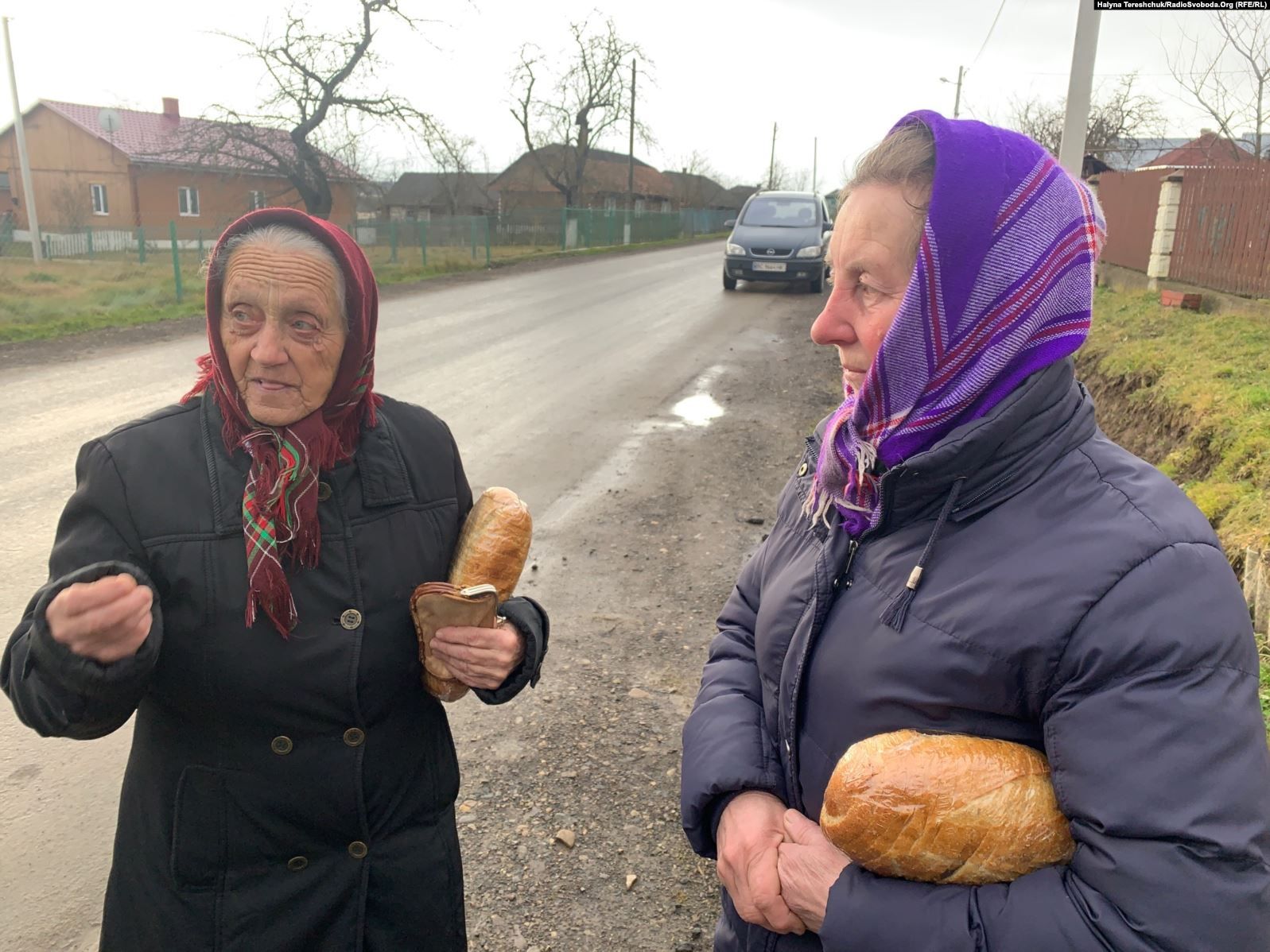 У селі на Львівщині селяни відмовились від штучних квітів, поминок і роздумують про Різдво 25 грудня - фото 64277