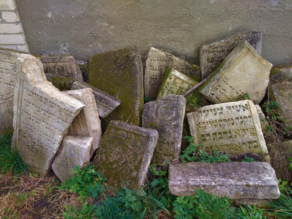 Традиційно всі написи на юдейських надгробках робили івритом, хоча подекуди зустрічаються вставки польською або німецькою, а також російською – залежно від історичного контексту. - фото 64301
