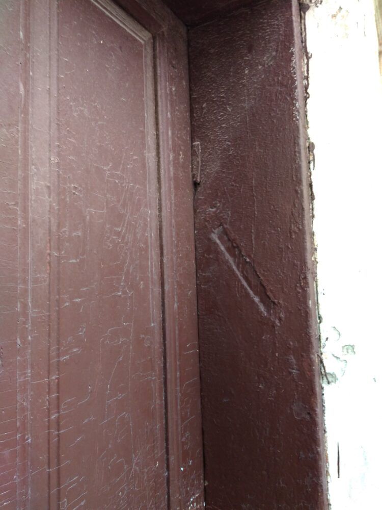 Сліди від мезуз можна побачили на кількох одвірках будинків в центрі Скали. - фото 64306
