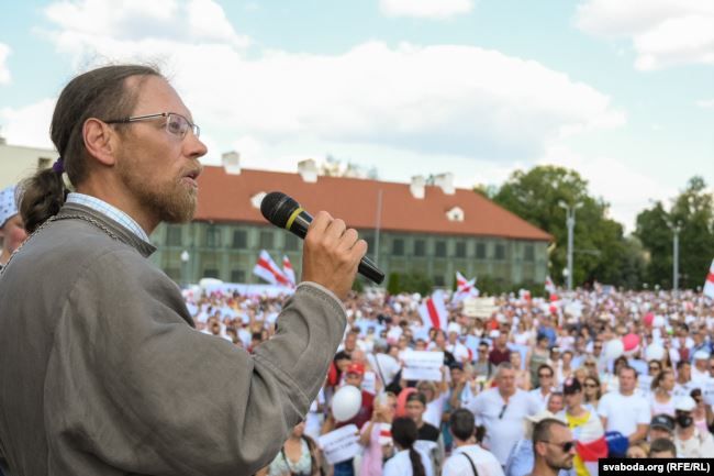 Православний священик Павло Касперович виступає на мітингу у Гродно. 16 серпня 2020 року - фото 64436
