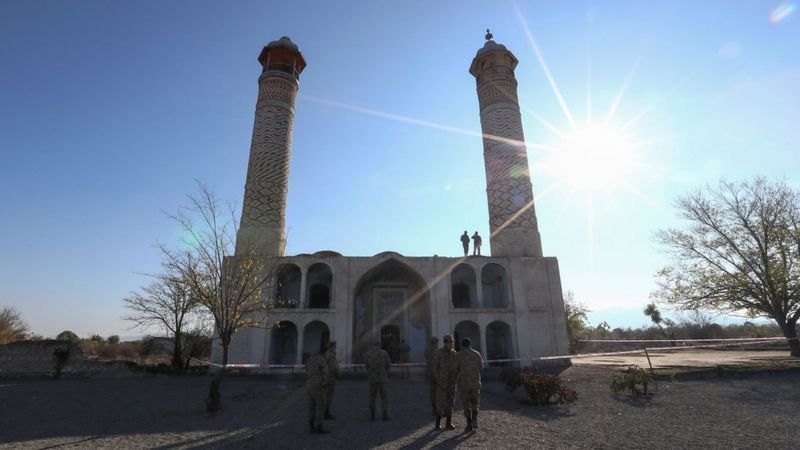 Соборна мечеть залишилася єдиною не зруйнованою будівлею в Агдамі, яку вірменські сили взяли у 1993 році - фото 64462