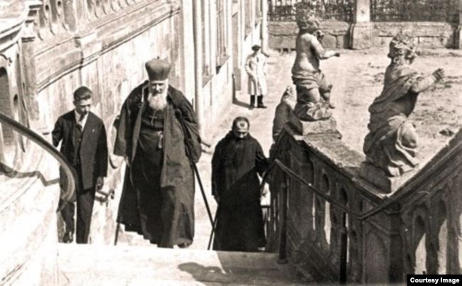 Митрополит Андрей піднімається сходами у Святоюрський собор