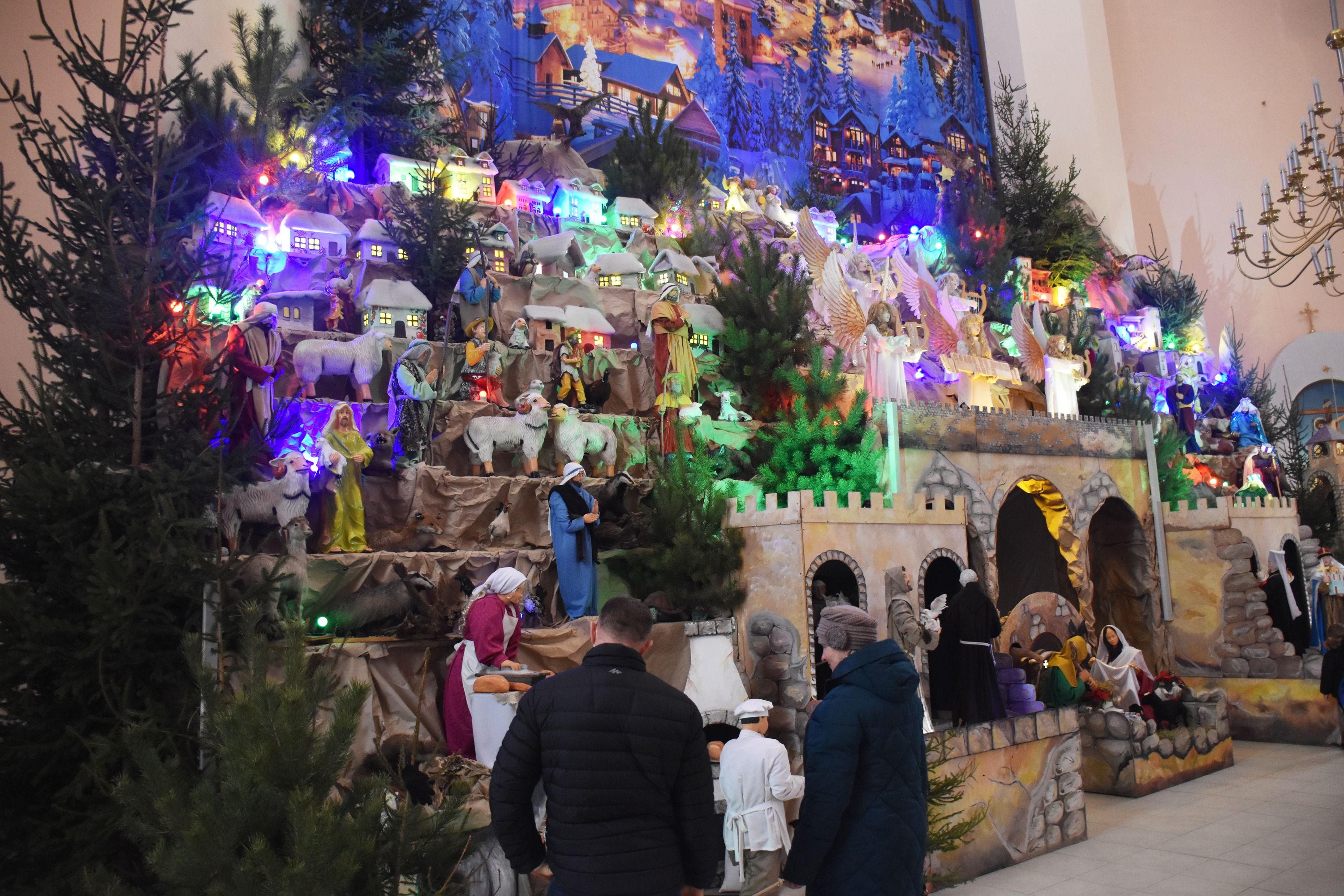 Найбільша шопка України: Ісусик в натуральний ріст, рухомі фігури і ціле місто на тлі - фото 65251
