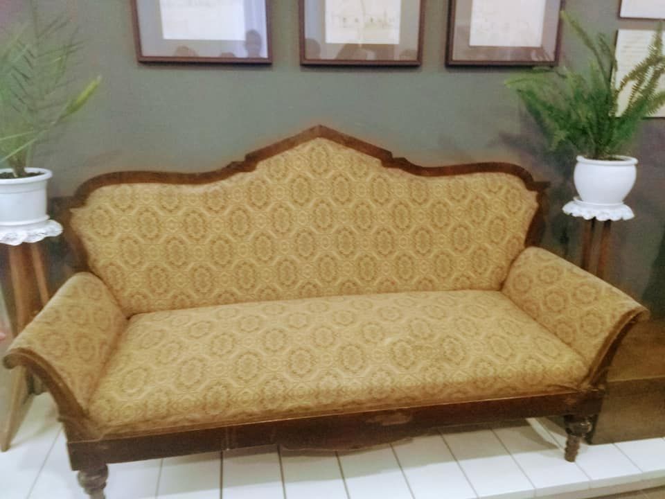Той самий диван, на якому було застрелено композитора Миколу Леонтовича. Зберігається у Музеї Леонтовича в селі Марківка - фото 65491