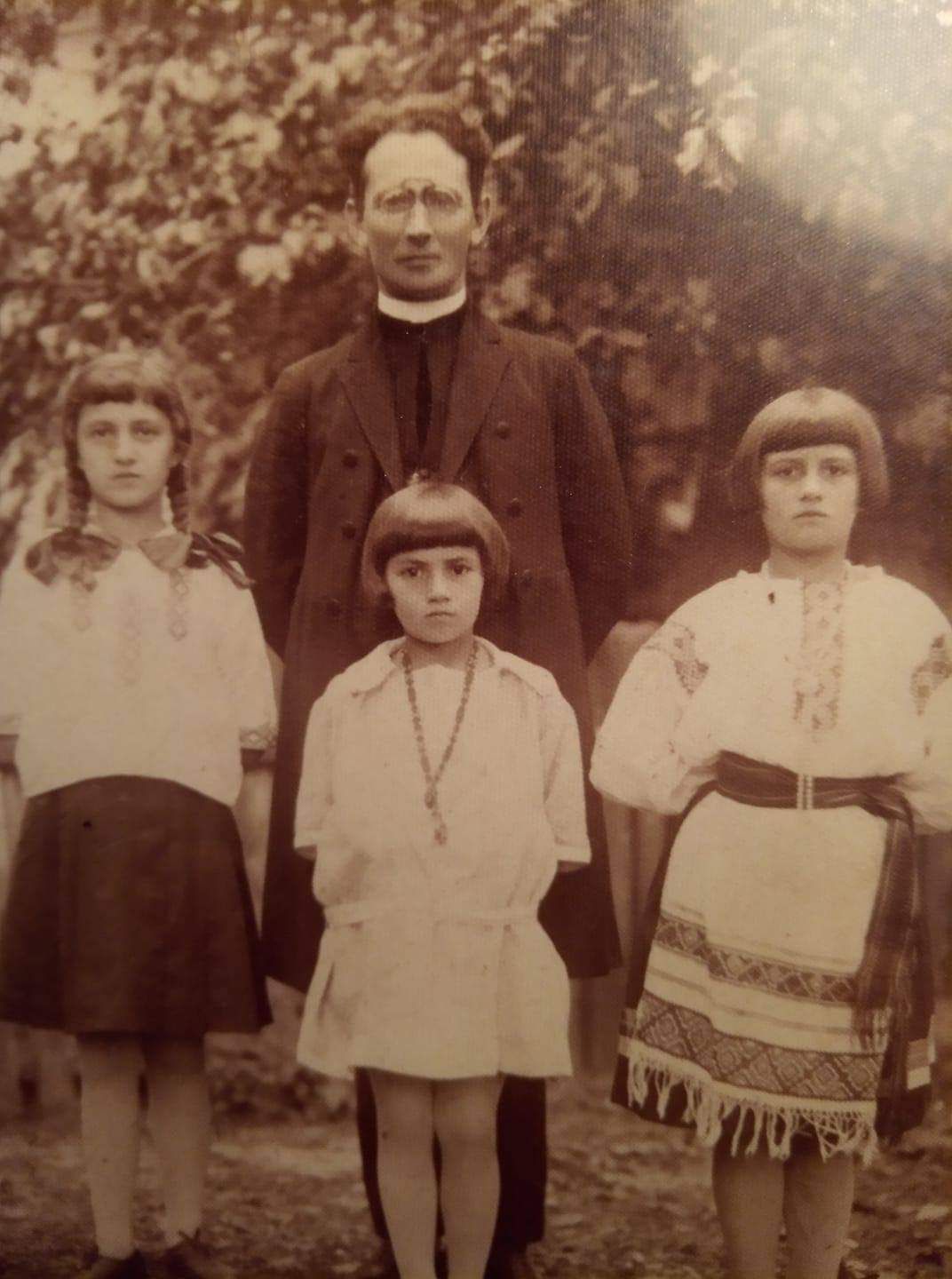 о. Юліан Рудкевич з доньками