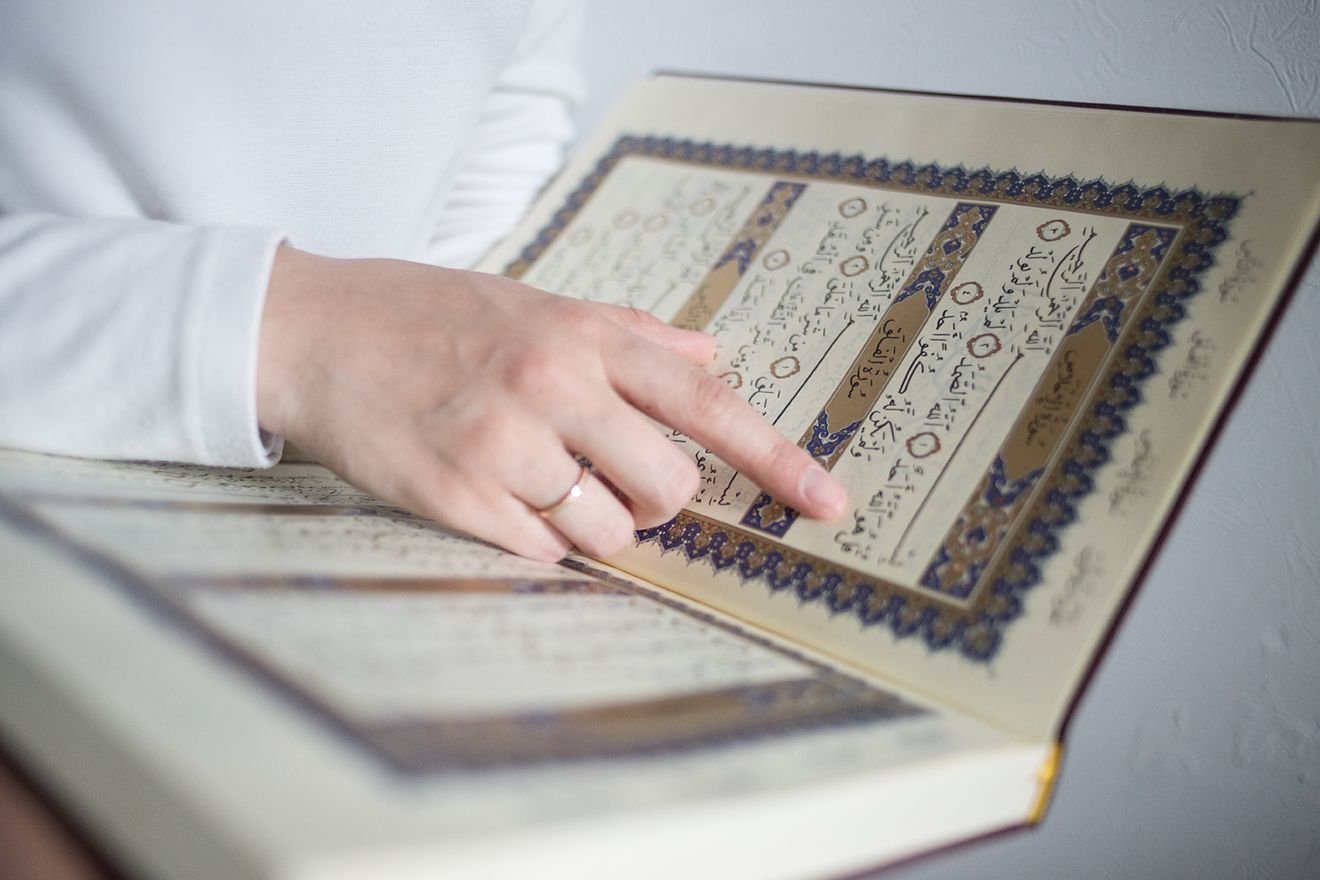 З 114 глав вивчила поки що тільки 7. Адже Коран треба читати на арабській мові, яку я теж паралельно вивчаю', – пояснює дівчина, показуючи у Корані саме ту суру, яка наразі їй найбільше припала до серця - фото 66461