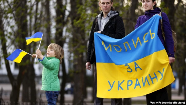Проукраїнська демонстрація в Луганську, 18 квітня, 2014 року - фото 67056