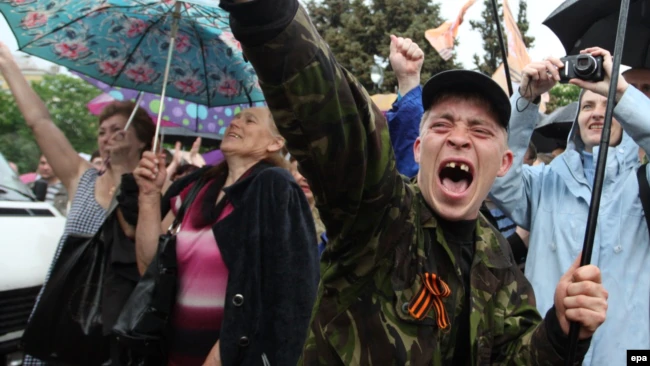 У Лунаську люди відзначають результати «референдуму» про статус Луганського регіону, 12 травня 2014 року - фото 67059