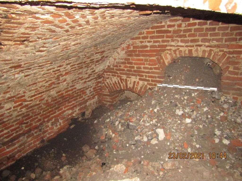 Археологи досліджують провалля у Володимирі, яке виявилося ідентичним з підземеллям собору Петра і Павла у Луцьку - фото 67583