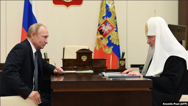 Президент Росії Володимир Путін (ліворуч) і Московський патріарх Кирило у державній резиденції біля Москви, 20 листопада 2020 року - фото 67808