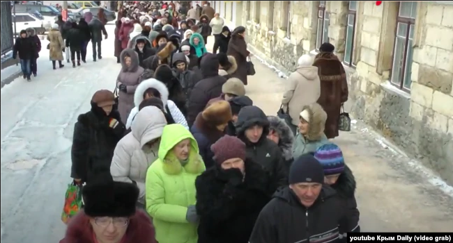 Кримчани в черзі до «Дарів волхвів». Сімферополь, 31 січня 2014 року - фото 67813