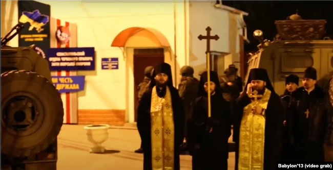 Священики біля оточеної бази Прикордонної служби України. Балаклава, 1 березня 2014 року - фото 67822