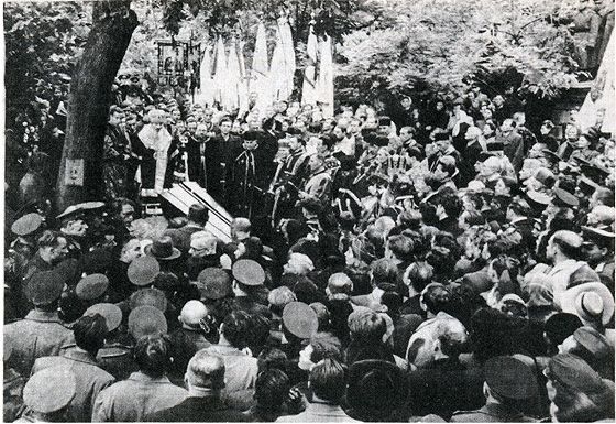 Фото з похорону о. Гавриїла, де видно, що на передньому плані багато представників міліції - фото 67916