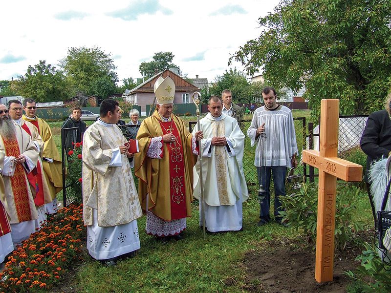 Єпископ Станіслав Широкорадюк освячує пам’ятний хрест, 2012 р. - фото 68527