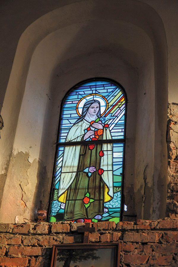 Новий вітраж у вікні костелу із зображенням Святої Терези від Дитяти Ісуса, покровительки Луцької дієцезії - фото 68529