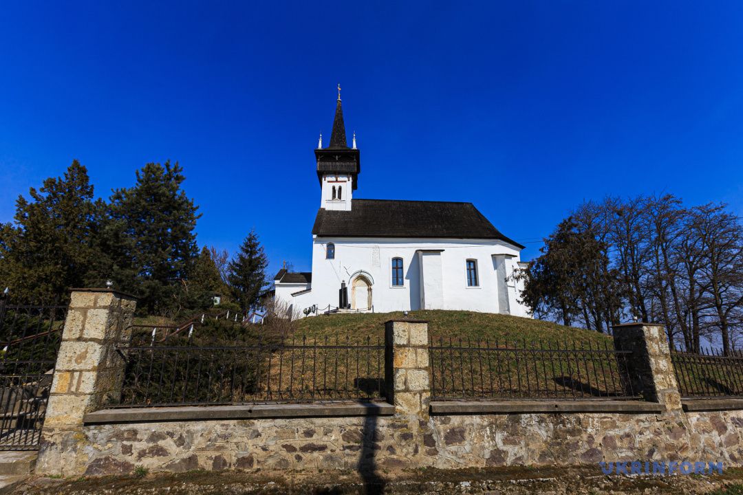 Фотоподорож: Реформатська церква у селі Паладь-Комарівці - фото 68701