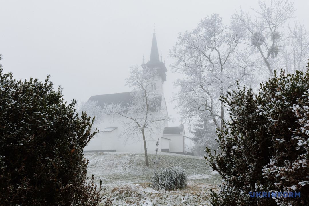 Фотоподорож: Реформатська церква у селі Паладь-Комарівці - фото 68710
