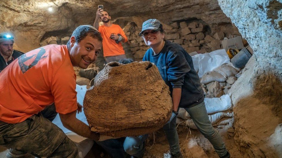 В Ізраїлі знайшли біблійні сувої, яким приблизно 2000 років, та скелет дитини - фото 68857