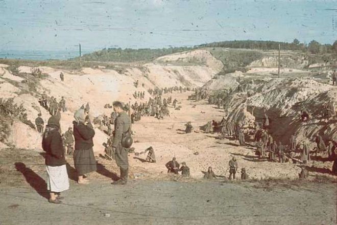 Військовополонені засипають землею ділянку Бабиного Яру, де лежать розстріляні євреї - фото 68966