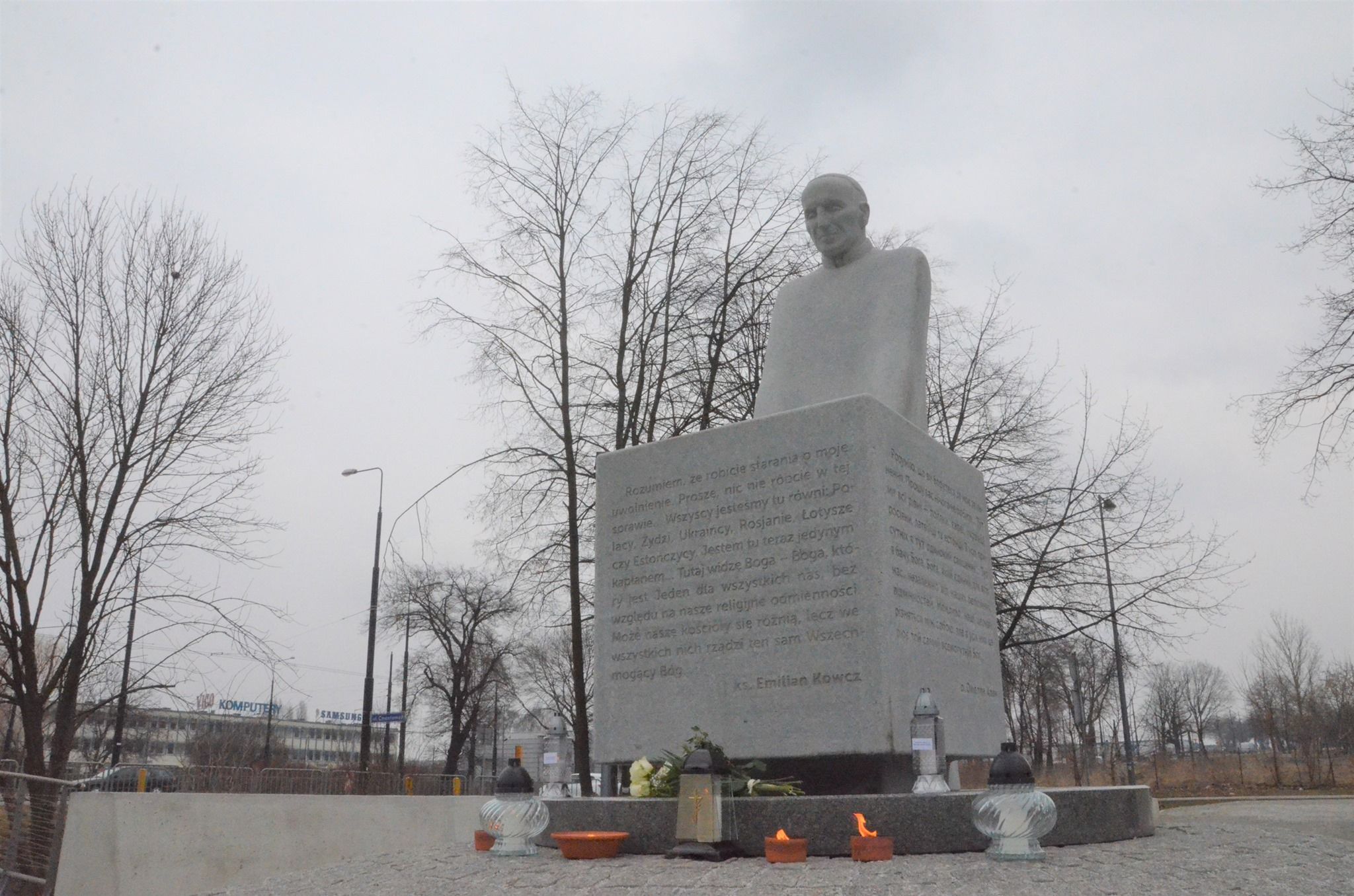 Пам’ятник “пароху концтабору Майданек” о. Омеляну Ковчу встановили  у Любліні - фото 69410