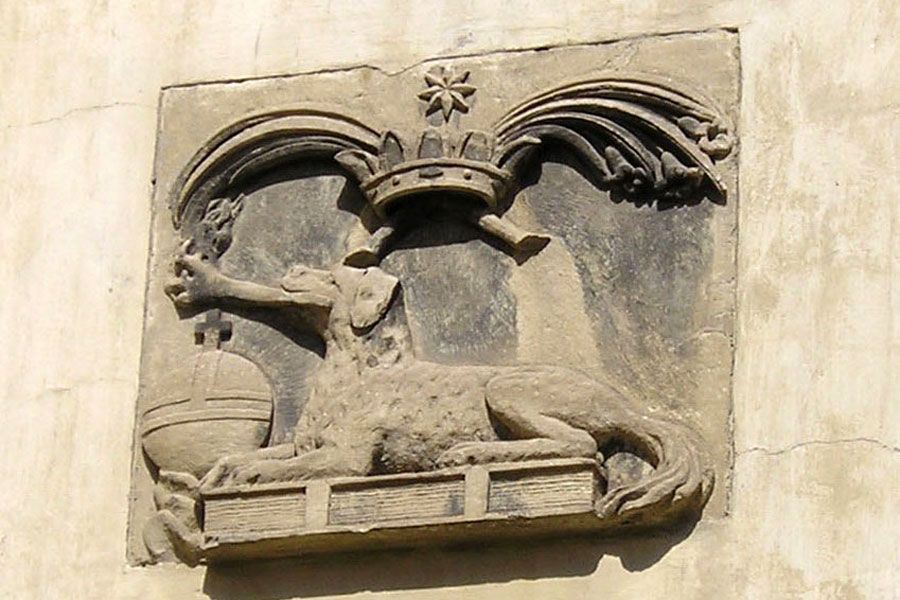Барельєф Божого пса – символа домініканського ордену - фото 69665