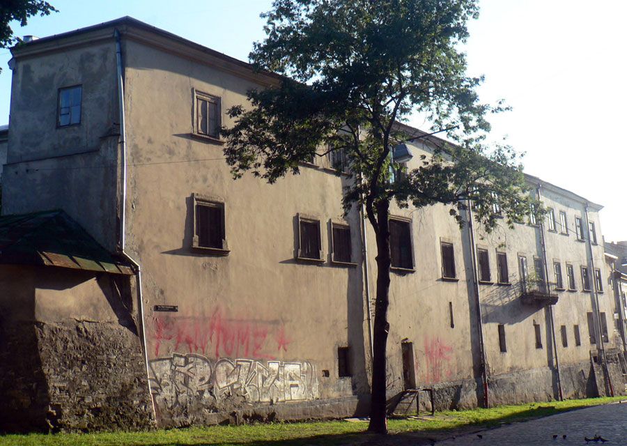 Фасад монастиря з боку вул. Лесі Українки. Зліва – залишки Римарської вежі - фото 69692
