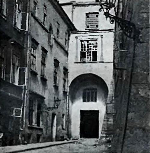 Брама монастиря з боку вул. Вірменської. Фото 1930-х рр. Тепер тут вхід до галереї МО “Дзига” - фото 69696