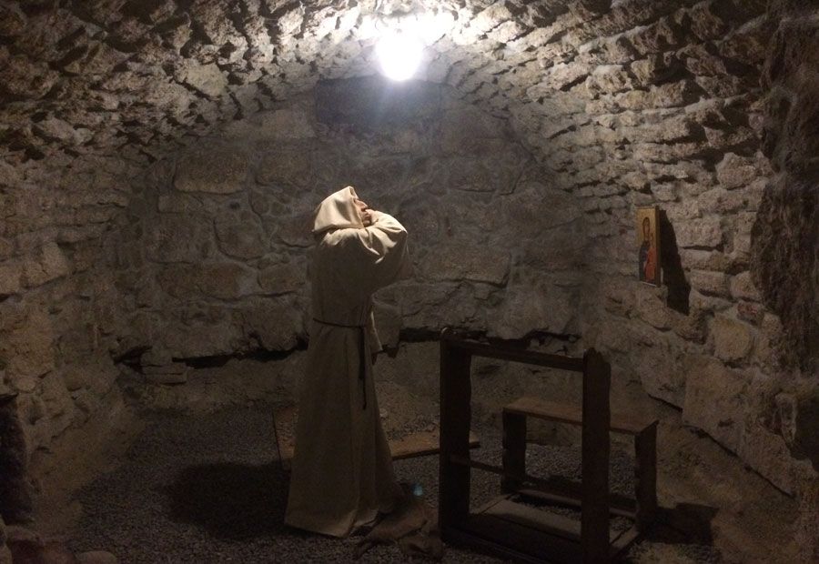 Монах, що молиться до ікони Львівської чудотворної Богородиці Одигітрії - фото 69697