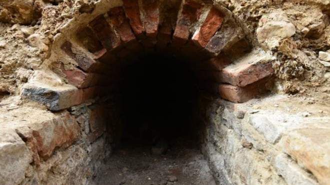 Старовинну монастирську кістницю та тунель виявили будівельники при заміні асфальту - фото 70836