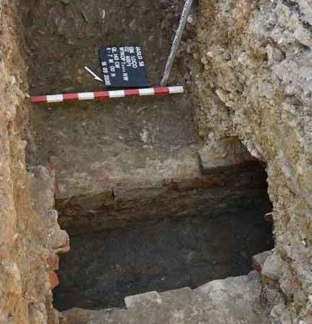 Старовинну монастирську кістницю та тунель виявили будівельники при заміні асфальту - фото 70837