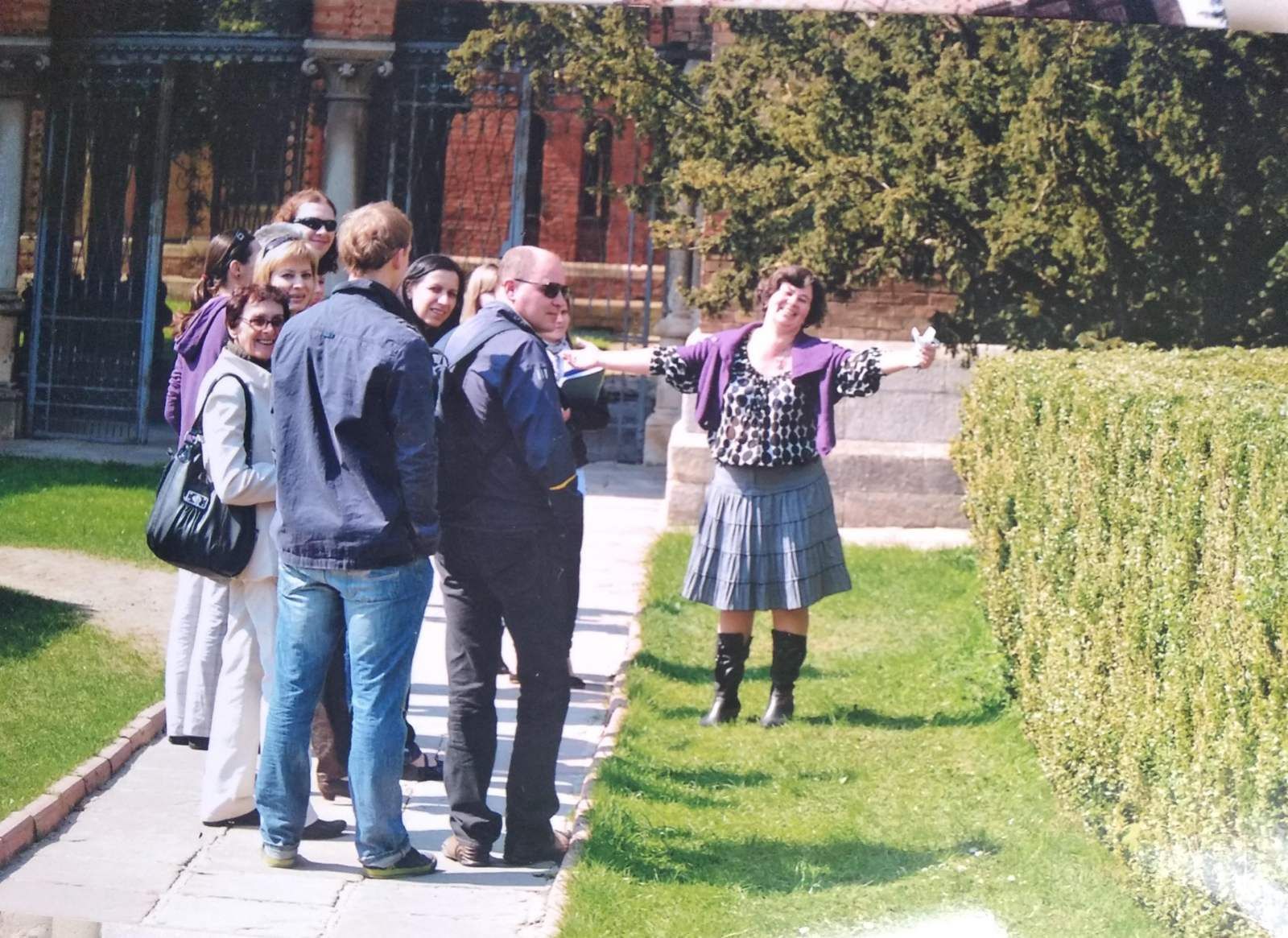 Анжела Бота проводить екскурсії резиденцією з початку 90-х років - фото 70843