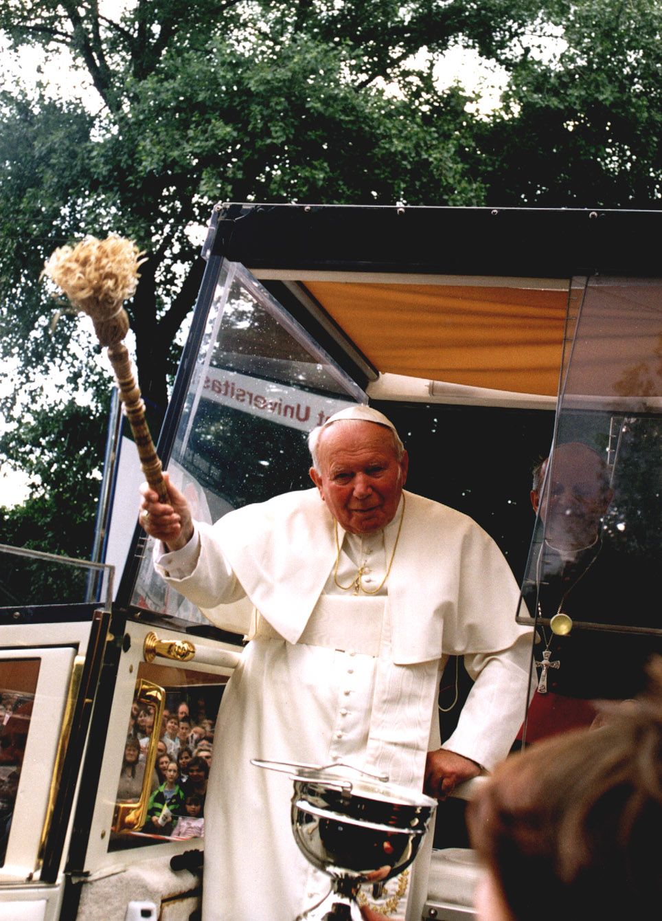 Папа Іван Павло ІІ у 2001 році освятив наріжний камінь університетського містечка УКУ - фото 71346