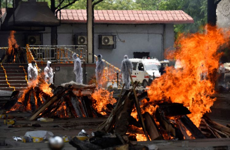 В Індії не вистачає дров, щоби спалити померлих від ковіду після релігійних свят - фото 71362